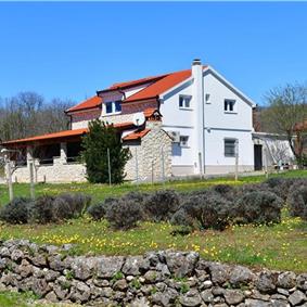 3 Bedroom Villa with Pool & Tennis Court near Sinj, sleeps 8